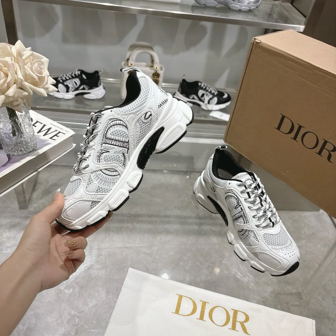 👟👟Ex-factory price 560👟👟 This Dior Chrono sneaker is a new product of the 2024 autumn ready-to-wear series, reinterpreting running shoes with Dior's high-end style. White mesh fabric is paired with nude and silver-toned laminated leather-effect panels, as well as CD logos on the sides, a star patch on the tongue and a Dior logo on the heel. Featuring tri-color laces, a lightweight sole and star embellishments for a casual look all year round. ✅Size: 35-40 ✅Packaging: With counter packaging and Dior outer box